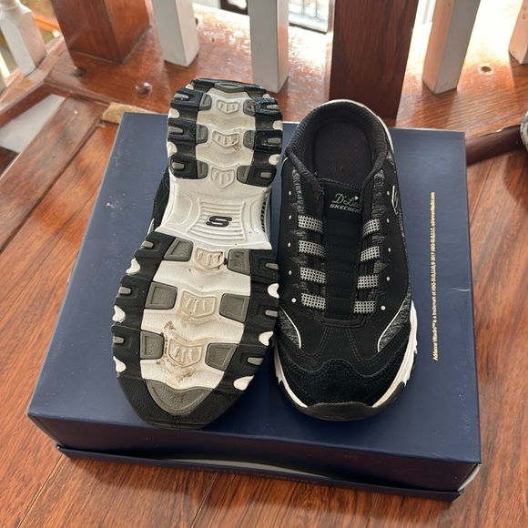 Like new nowhere and tear slip on Skechers sneakers - Picture 2 of 4